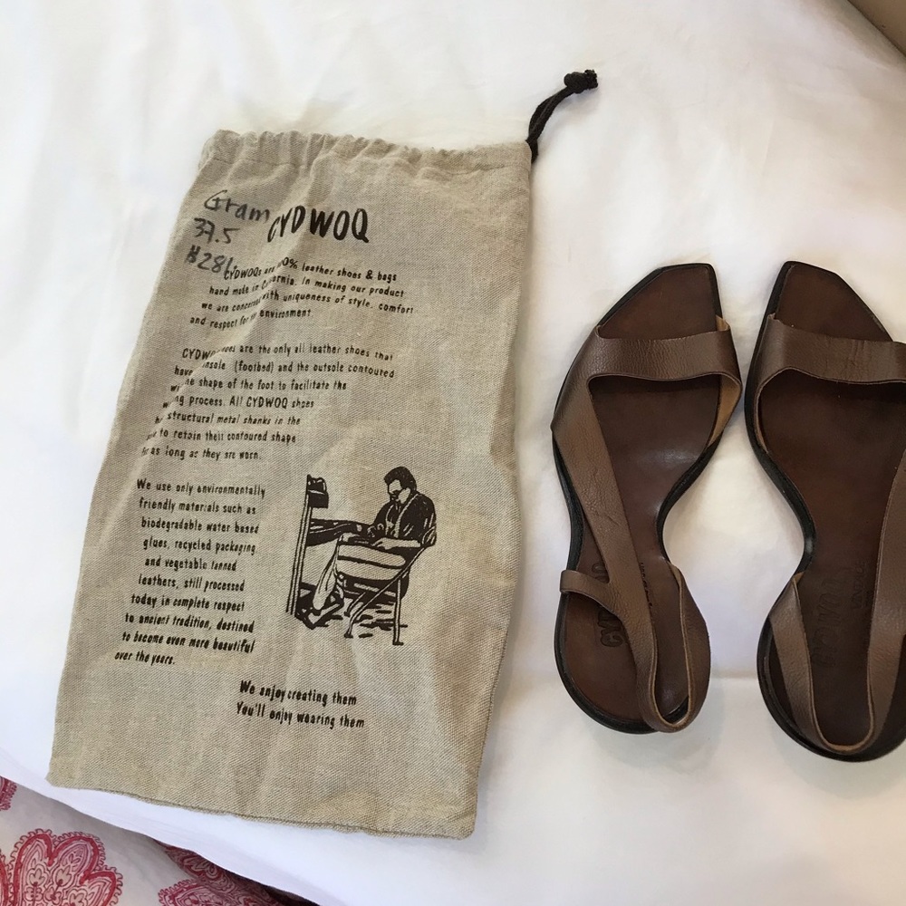 Authentic Cydwoq kitten heel shoe